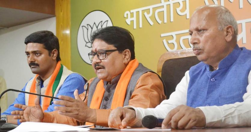 bjp यूपी के थाने SP के दफ्तर की तरह कर रहे काम, गायत्री प्रजापति की हो गिरफ्तारी : BJP