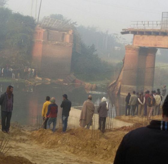Amhat Bridge BREAKING: ओवरलोड ट्रक से पुल टूटकर नदी में गिरा