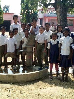 balaghat हैंडपंप से निकल रहा गंदा पानी, घर से पानी ला रहे बच्चे