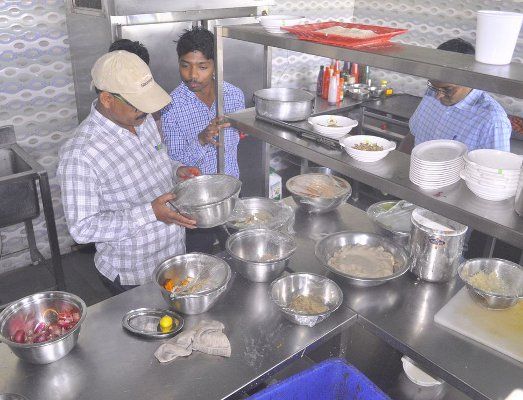 Hotels in celebration escaped होटल उत्सव में दबिश, मिल रही बासी दाल और पनीर