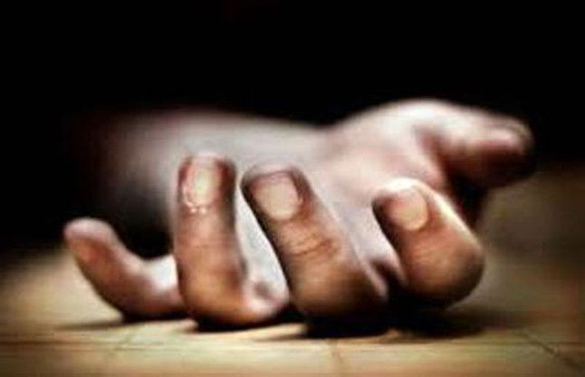 Man found dead in mysterious circumstances in pond संदिग्ध अवस्था में तालाब में मिला युवक का शव