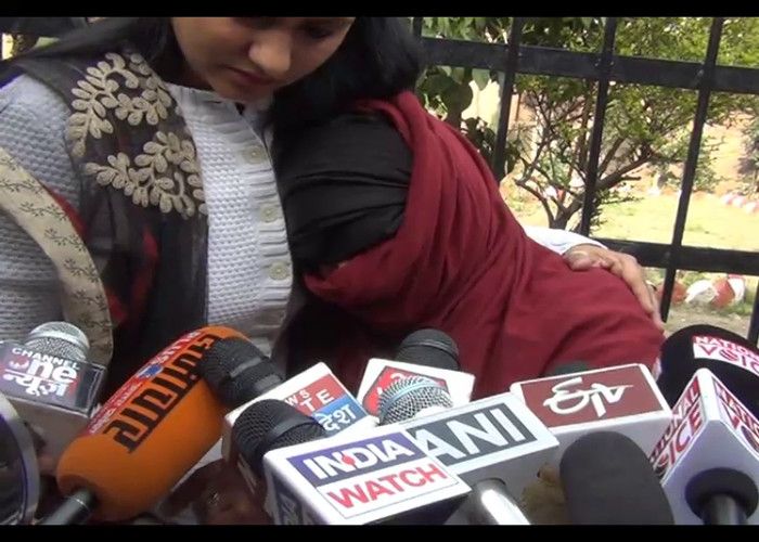 gangrape अस्पताल के बाहर तड़पती रही गैंगरेप पीड़िता, लेकिन किसी ने एक न सुनी