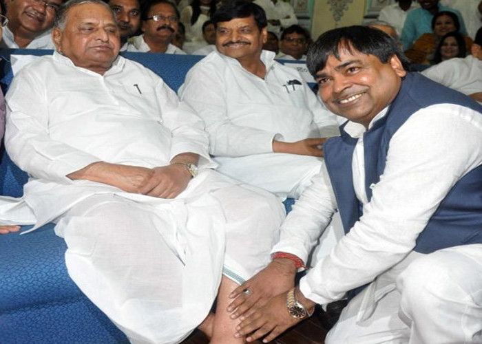 gayatri prajapati गायत्री प्रजापति को 'सुप्रीम' झटका, रेप केस में तुरंत FIR दर्ज करने का आदेश