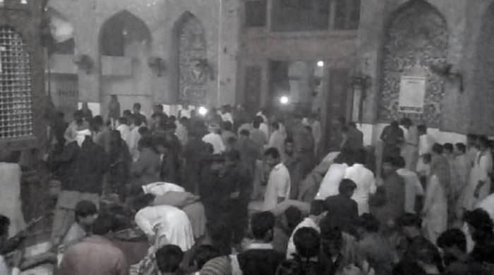 Blast in Pak पाक सूफी दरगाह में हुए धमाके में 100 से ज्यादा मौतें; 300 घायल, ISIS ने ली जिम्मेदारी