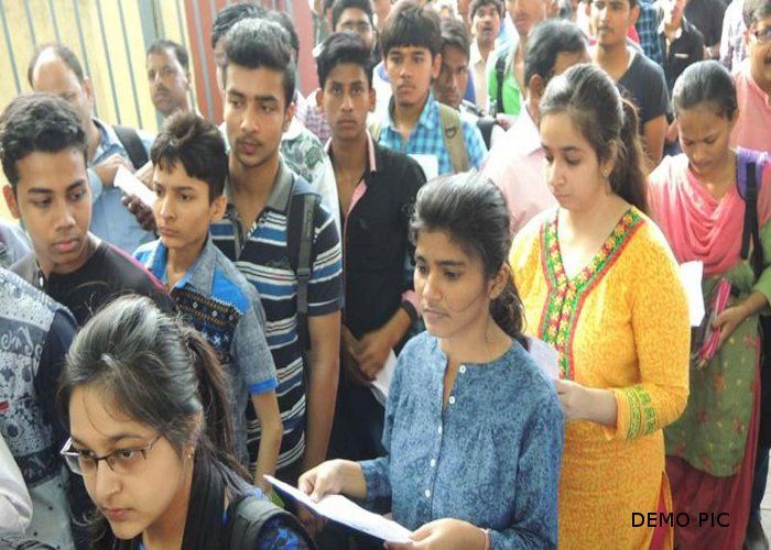 student run for admit card 12 KM की दौड़ लगाई, हजारों मिन्नतें की तब जाकर छात्रों को मिले एडमिट कार्ड, ये थी वजह