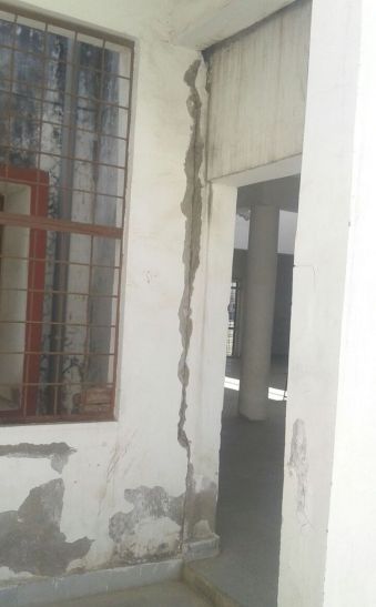 mandsaur news 2.58 करोड़ के महाविद्यालय भवन में तीसरी वर्षगांठ से पूर्व ही पडऩे लगी दरारें