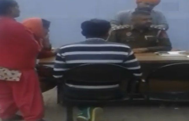 policeman getting massage शिकायत दर्ज करवाने वाले से पुलिसकर्मी ने करवाई मसाज, देखें वीडियो