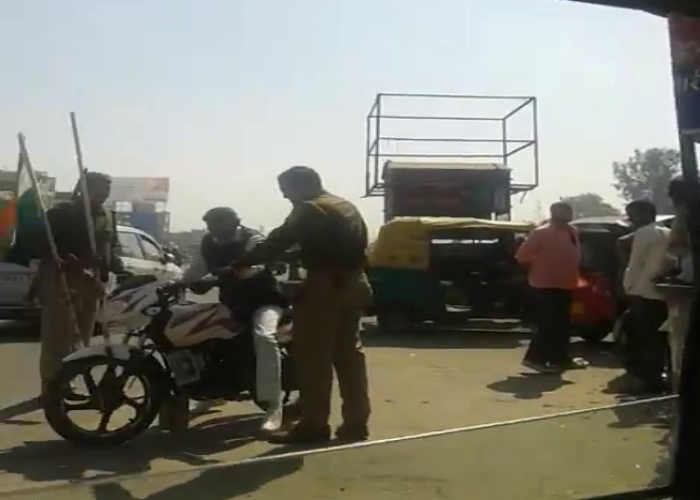mathura police bjp भाजपा कार्यकर्ता को पुलिस ने गाड़ी में झंडा लगाने पर बेरहमी से पीटा