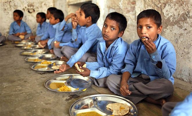 mid-day meal मिड डे मील में मिले 2 मरे चूहे, 9 बच्चे बीमार; खाना सप्लाई करने वाले NGO पर होगा केस दर्ज