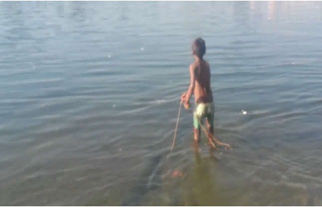 jump VIDEO: खतरनाक नजारा, यहां मौत की छलांग से इसलिए बच जाते हैं ये बच्चे