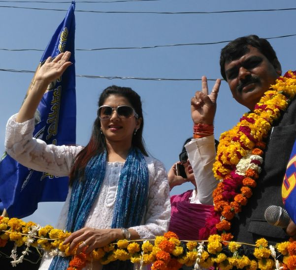 bhagyashree nirmal जब मैंने प्यार किया की सुमन ने कहा, कबूतर जा... हाथी का बटन दबा