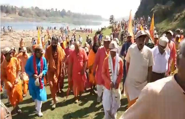 parikrama PICS: पथरीले रास्ते और घाटियों से होते हुए आगे बढ़ी नर्मदा पंचकोसी परिक्रमा