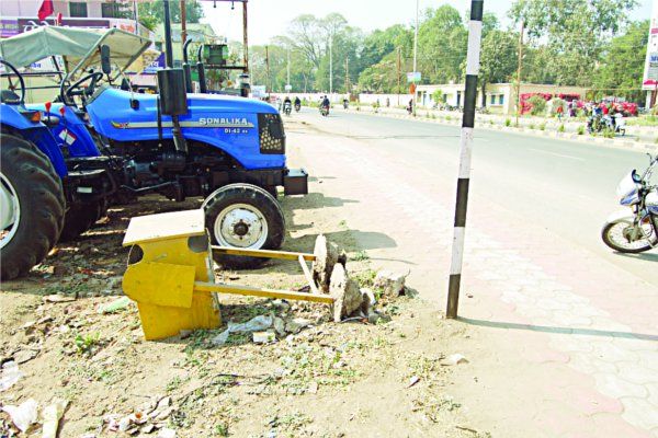 road आदर्श सड़क की हालत खस्ता, आए दिन होती है दुर्घटनाएं
