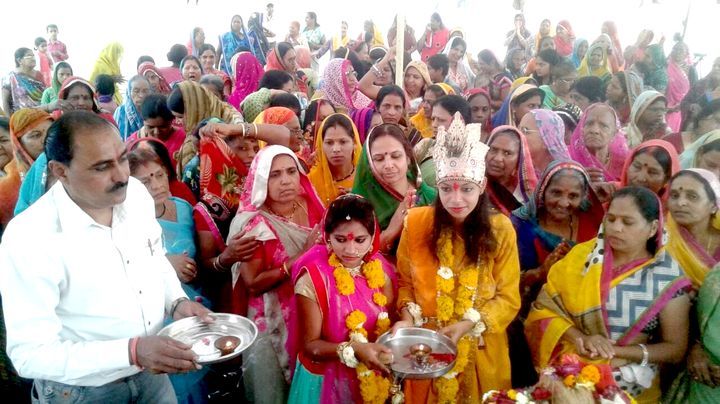 Parents around the shrine in stages माता-पिता के चरणो में चारो धाम