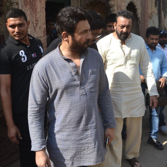 sanjay datt संजय दत्त की शूटिंग में उमड़ी फैंस की भीड़