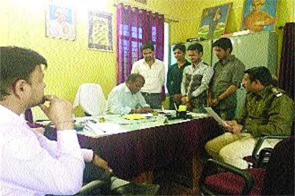 students locked in teaching staff स्टूडेंट्स ने टीचर्स स्टॉफ को दो घंटे कमरे में रखा कैद