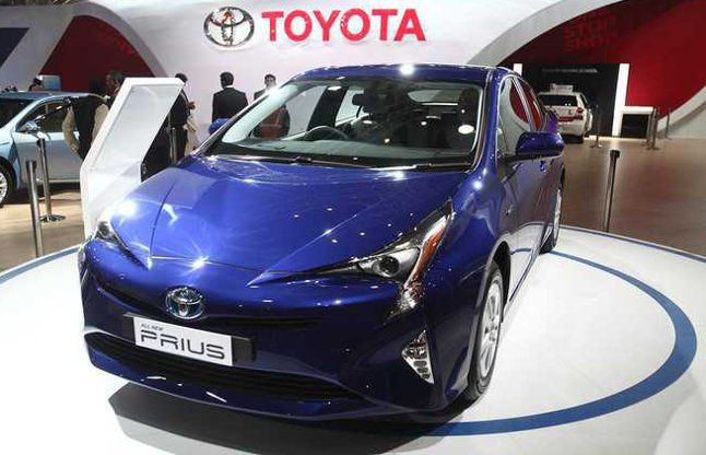 Prius टोयोटा ने भारत में लॉन्च की 2017 Prius Hybrid कार, ये है खूबियां