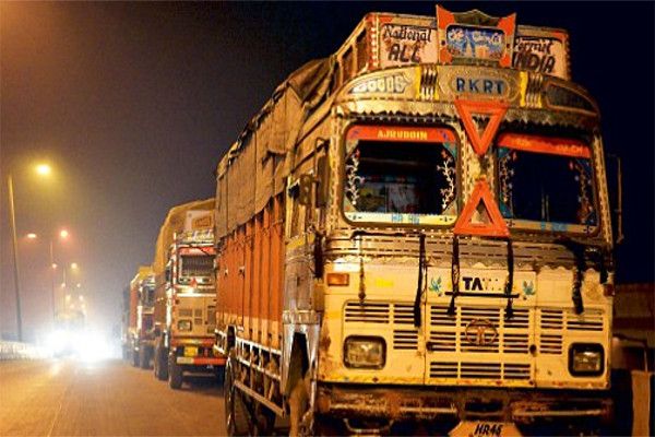 wanted to robbery of truck, robbers escaped नशीला पदार्थ खिलाकर लूटना चाहते थे, ट्रक बंद हुआ तो भाग गए लुटेरे