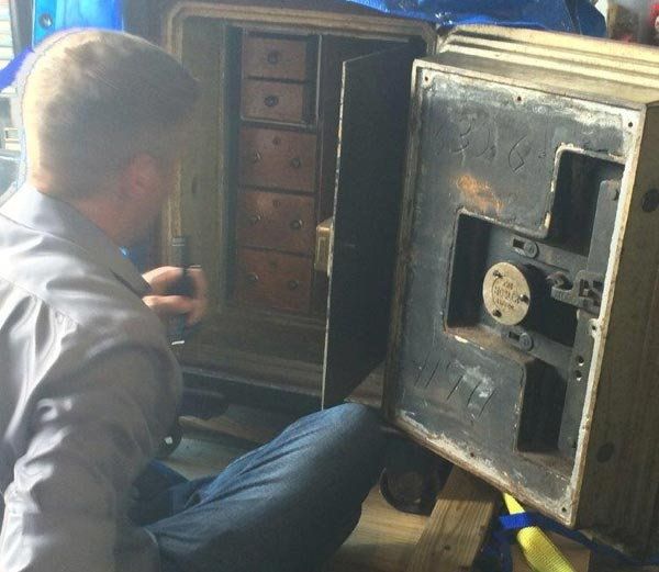 This Locksmith Man Discovered Super RARE $2 Bills सालों बाद जब खोली कबाड़ में पड़ी बंद तिजोरी, खोलते ही खुल गई इस मैकेनिक की किस्मत