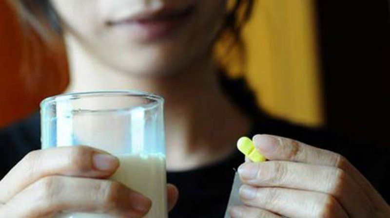 Don't Take Medicines With Milk - अगर आप भी खाते हैं दूध के साथ दवाई, तो हो  जाएं सावधान | Patrika News