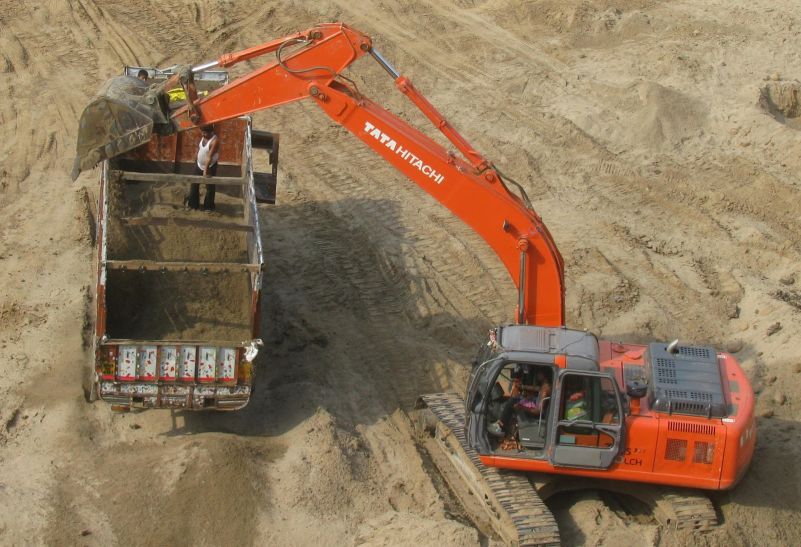 mining, sand mining, illegal sand, illegal sand m SAND MINING: अंबानी की सैलरी से भी ज्यादा है MP के इस डिपार्टमेंट की कमाई