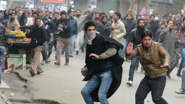 protest in kashmir कश्मीर में आपात स्थिति