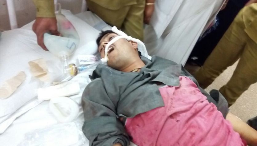 murder, live murder, murder viral video, bhopal po LIVE मर्डर: भीड़ देखती रही और जेबकतरों ने किसान को चाकुओं से गोद डाला
