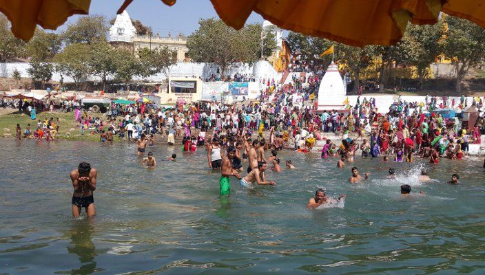 Mandleshar ka narmada Tat विदेश ले जाए जाते हैं इस नदी के शिवलिंग, पूरी दुनिया से आते हैं भक्त