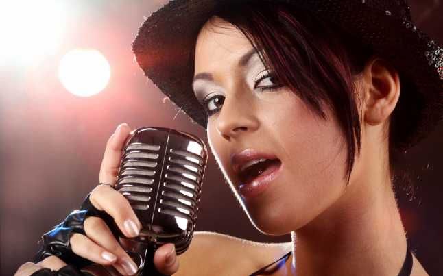 melodious voice गायकों जैसी मीठी आवाज बना देंगे ये देसी नुस्खें, आप भी आजमाएं ये TIPS