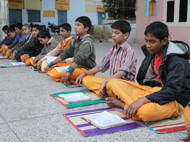 200 साल पुराने इस संस्कृत महाविद्यालय में पढ़ रही हैं मुस्लिम लड़कियां भी