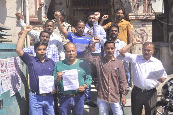 burhanpur banks stalled Strike Strike # एक दिन में बैंकों का 30 करोड़ का कारोबार ठप