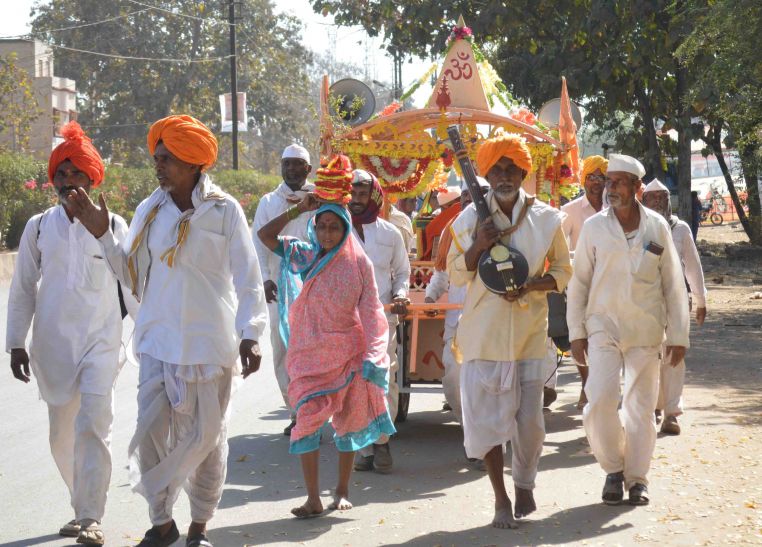 yatri 1200 किमी की तीर्थयात्रा पर 40 परिवार, 3 वाहनों में लोड किचन का सामान