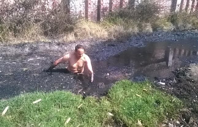 police in Sewer पुलिसकर्मी ने पेश की मिसाल, बच्ची को बचाने के लिए गंदे नाले में कूदा