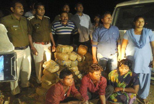 Smuggler in Police custody Sumo नहीं पलटती तो Patna पहुंच गया होता 1.5 क्विंटल गांजा, 3 तस्कर घायल