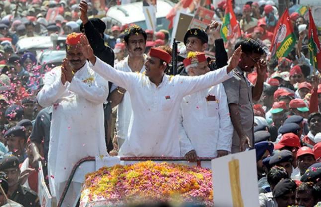 Akhilesh Yadav यूपी में बने नंबर वन पर लालू और नीतीश से पीछे रह गए सीएम अखिलेश