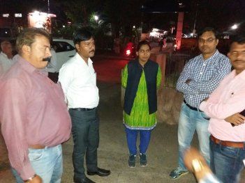 The body has been kept in the district hospital. आठनेर तहसीलदार का घर में मिला शव