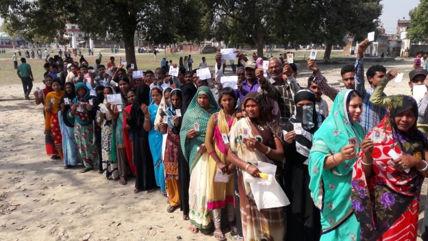 Voting in chandauli चंदौली की चार सीटों पर 63.73 फीसदी मतदान, दिग्गजों की किस्मत ईवीएम में बंद