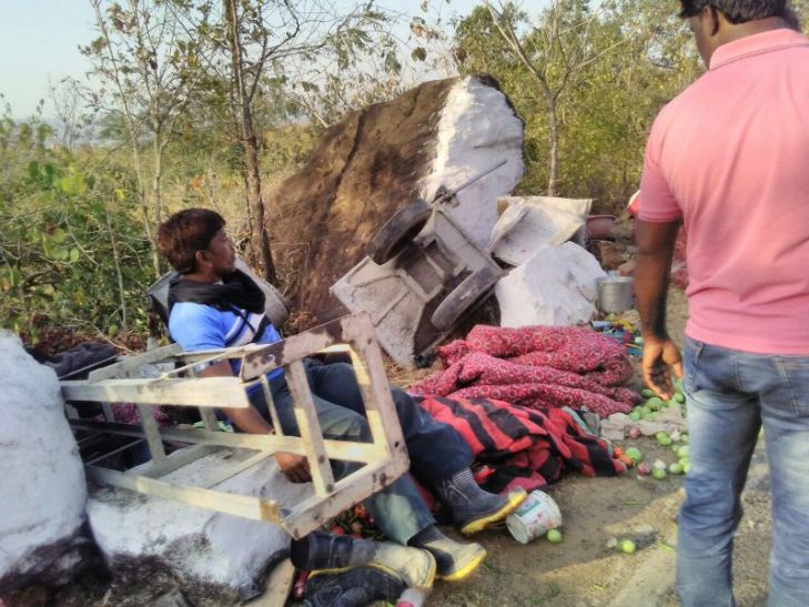accdent ट्रैक्टर-ट्रॉली पलटी, तीन मजदूरों की मौत, 19 घायल