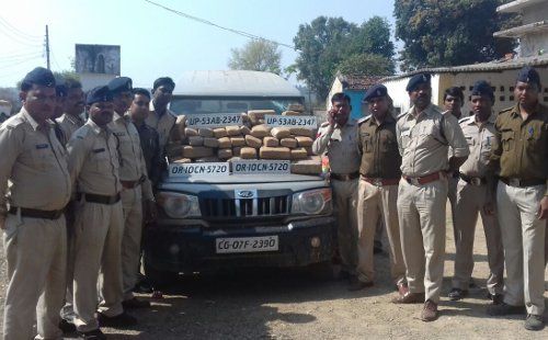 police seized hemp with bolero फिल्मी स्टाइल में Police ने तस्करों को दौड़ाया, Bolero में छोड़ भागे 120 किलो गांजा