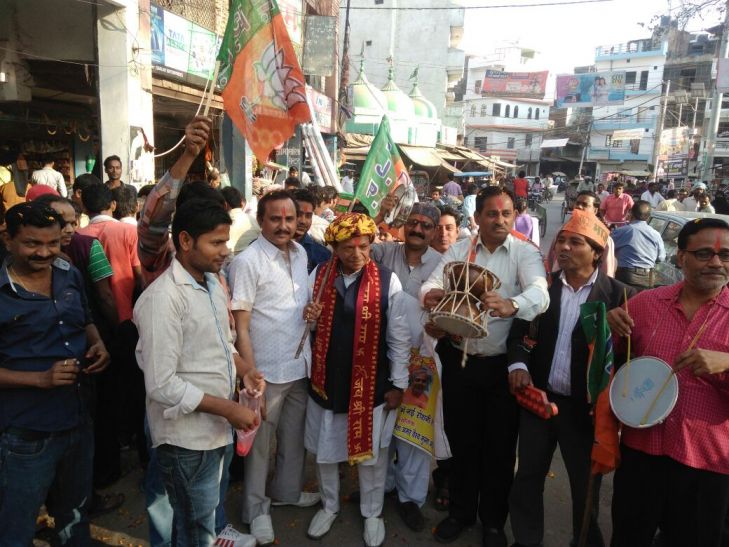 up election result, यूपी चुनाव में बीजेपी की होगी जीत, भाजपाइयों ने मनाया जश्न और किया भंडारा
