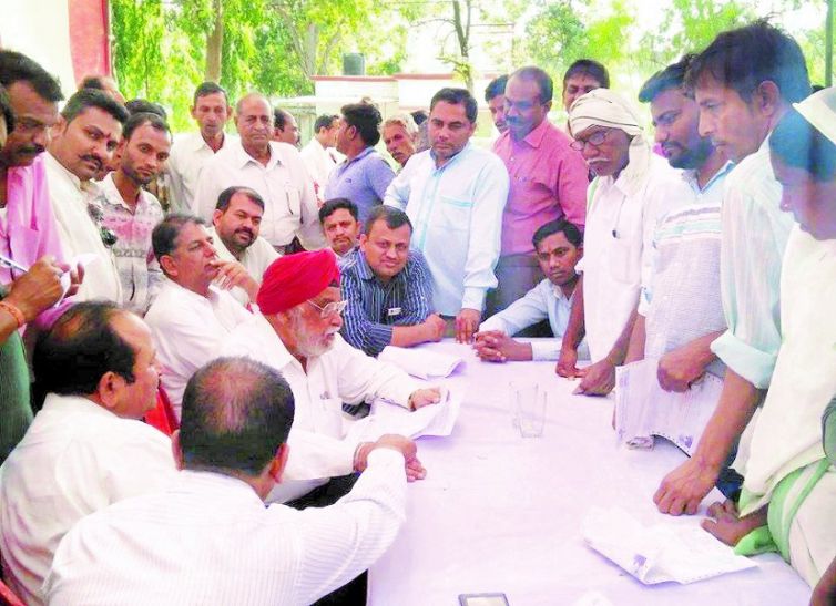 Camp साहब करते रहे उपभोक्ताओं का इंतजार
