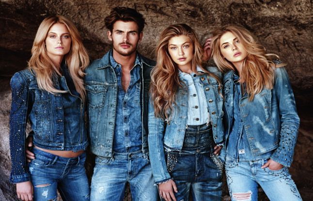 girls in denim घिसी-फटी जींस है युवाओं की पसंद, आप भी पा सकते हैं डेनिम से शानदार लुक