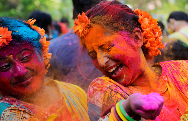 holi festival celebration काला रंग छोड़कर इस रंग से खेलें होली, हो जाएंगी सभी मनोकामनाएं पूरी