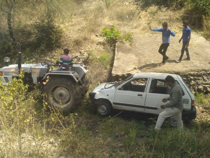 accdent ब्रेक फेल, 25 फीट नीचे खाई में गिरी कार, जानें फिर क्या हुआ...