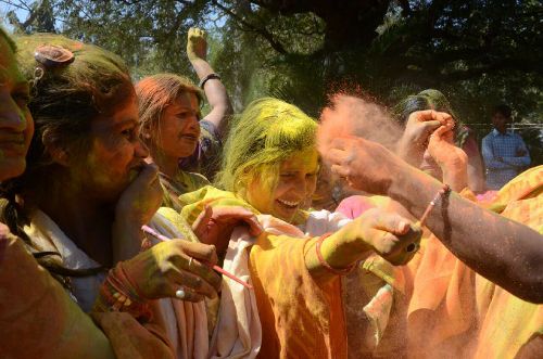 holi 2017 date for Madhya Pradesh, holi festival, होली के बाद ऐसे उतारें रंग, निखर उठेगी स्किन और चेहरे की खूबसूरती