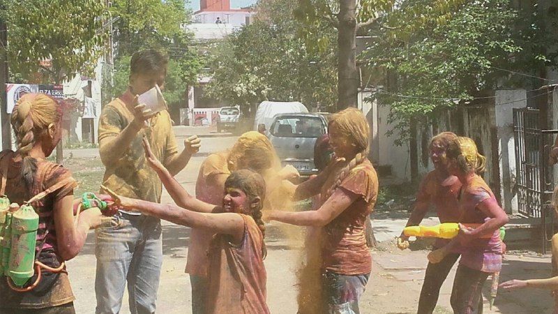 holi गली-गली बरस रहा होली का रंग, हर तरफ बस हुड़दंग और उमंग, देखें PHOTOS