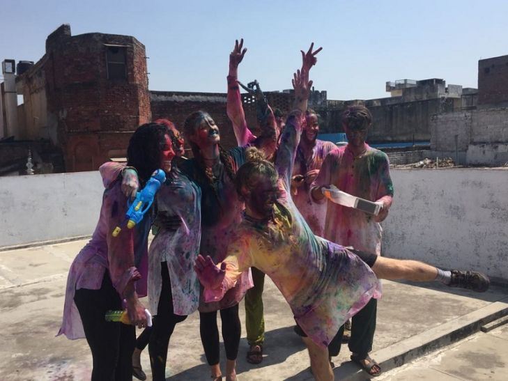 Holi केसरिया रंग में रंगी रही होली, विदेशियों ने भी मनाया त्योहार