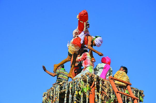 traibles MP में होली की अनोखी है ये परंपराएं, अंगारों पर चलकर इसलिए खुद को देते हैं दर्द