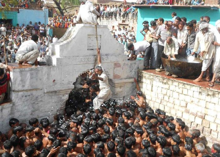 Unique game on holi यहां होली पर होता है अनोखा खेल, देखें वीडियो