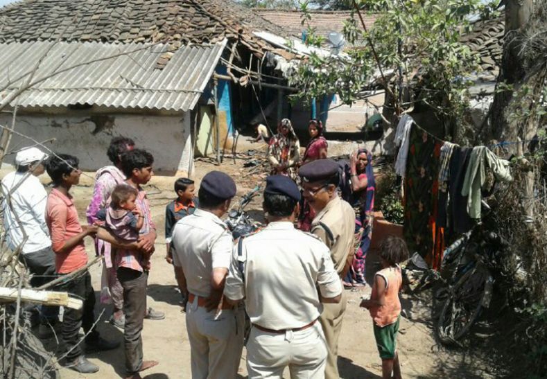 bhopal police, brawl, brawl in bhopal, crime, bh दो पक्षों में खूनी संघर्ष, मकानों में लगाई आग, एक दर्जन से ज्यादा घायल